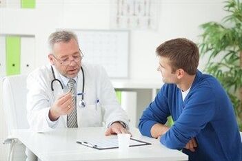 Urologas konsultuoja pacientą, sergantį lėtiniu prostatitu